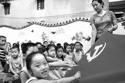 保安穿西服站岗瑟瑟发抖？售楼处回应
